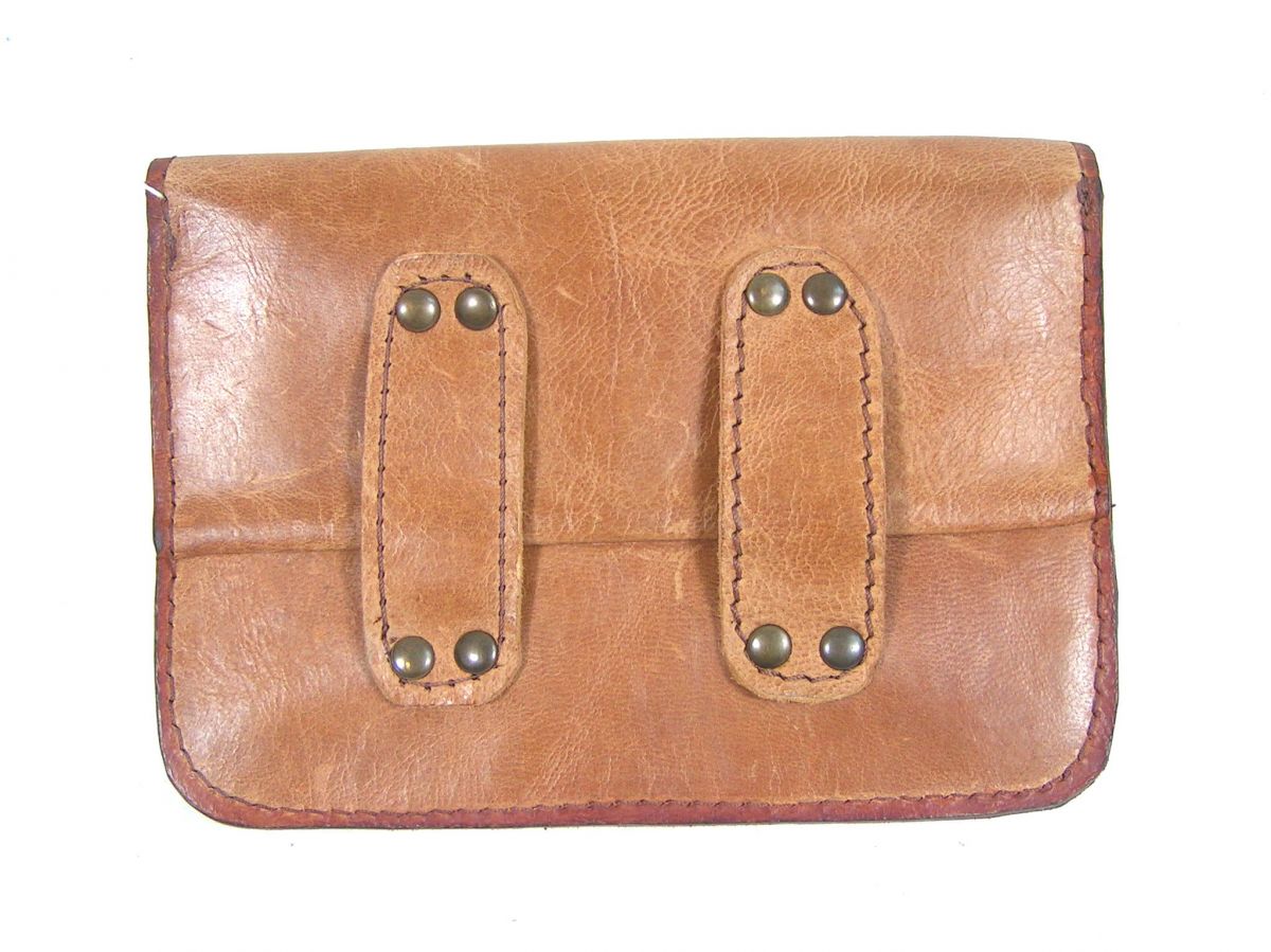 Pochette cuir pour ceinture, sûre et discrète. Accessoire pratique et élégant.