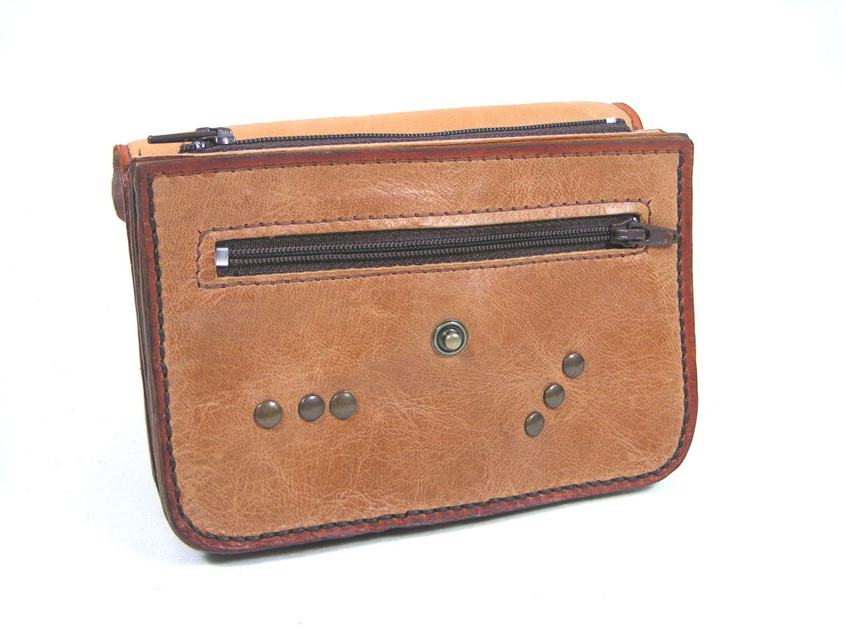 Pochette cuir pour ceinture, sûre et discrète. Accessoire pratique et élégant.