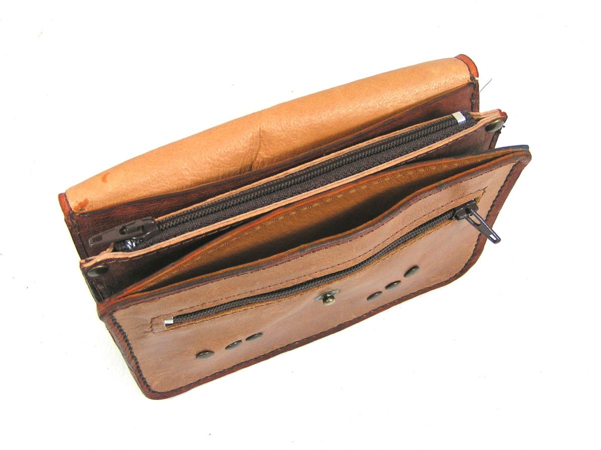 Pochette cuir pour ceinture, sûre et discrète. Accessoire pratique et élégant.