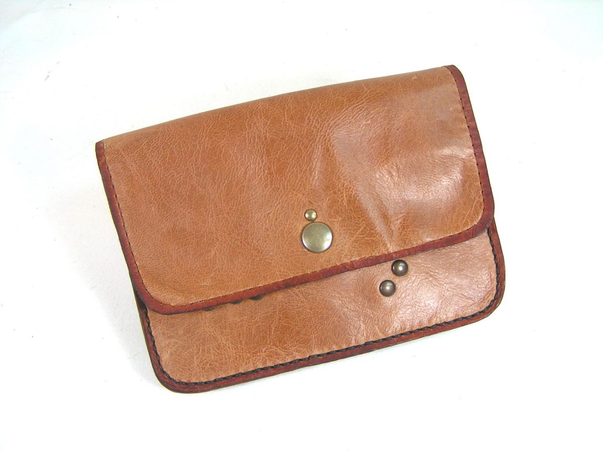 Pochette cuir pour ceinture, sûre et discrète. Accessoire pratique et élégant.
