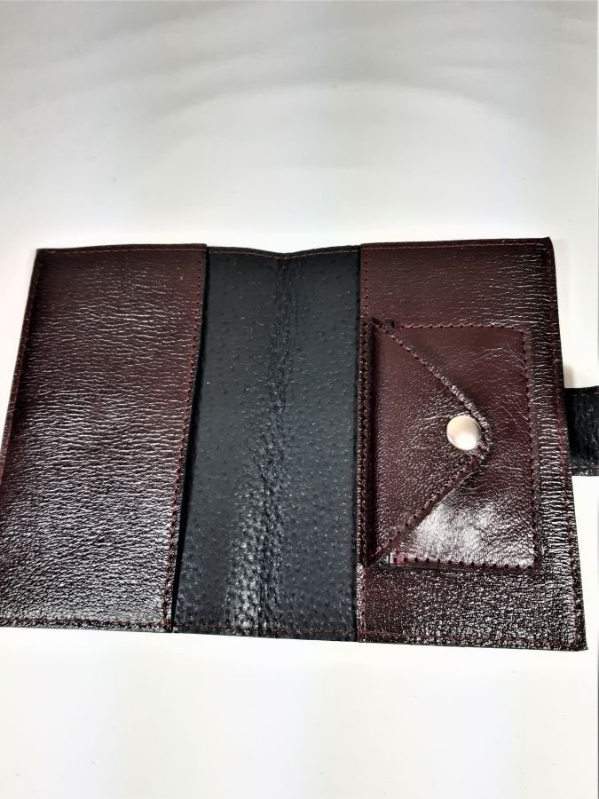 Pochette santé cuir chèvre imprimé coloris bordeaux.