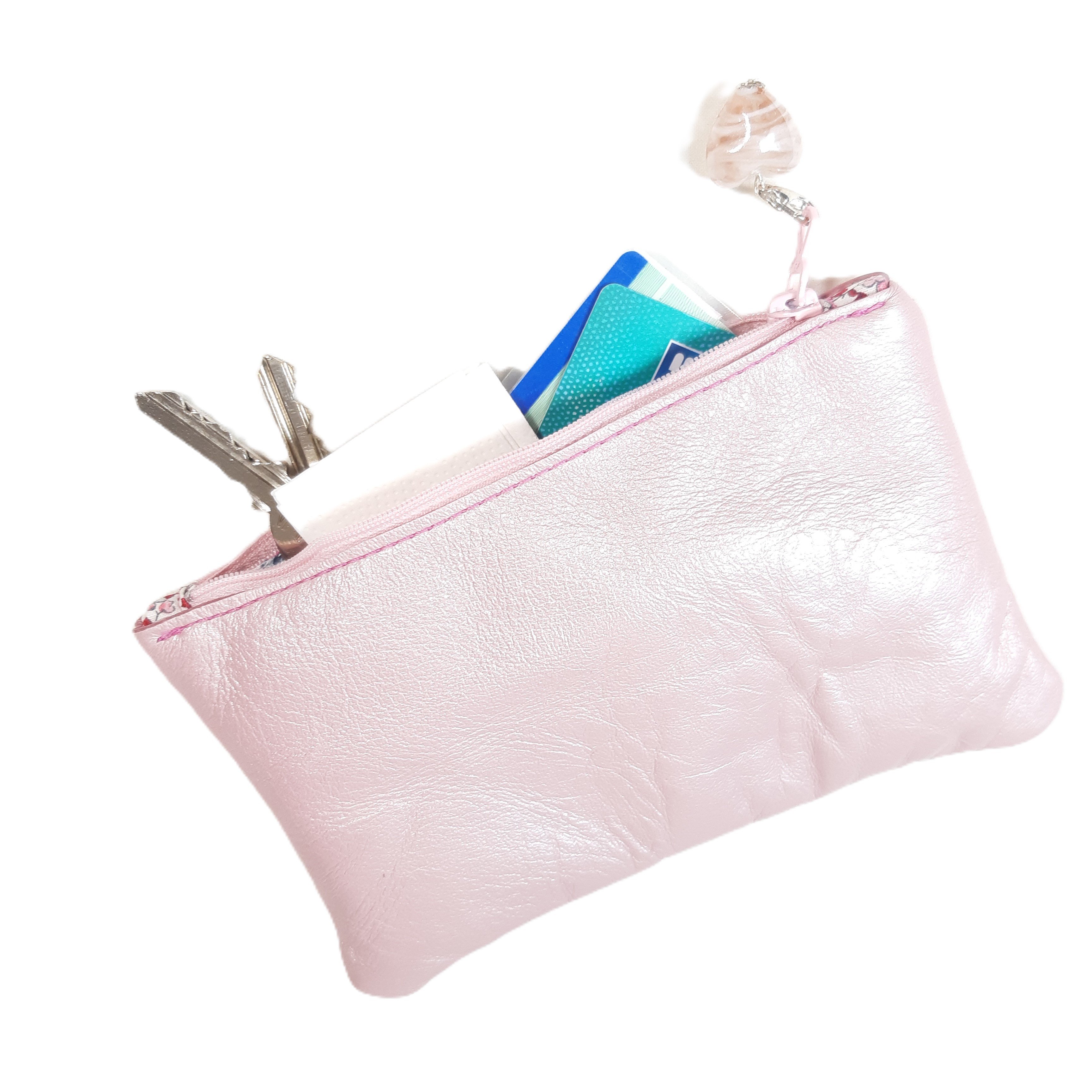 Pochette "girly" pour retrouver facilement les petits objets du quotidien.