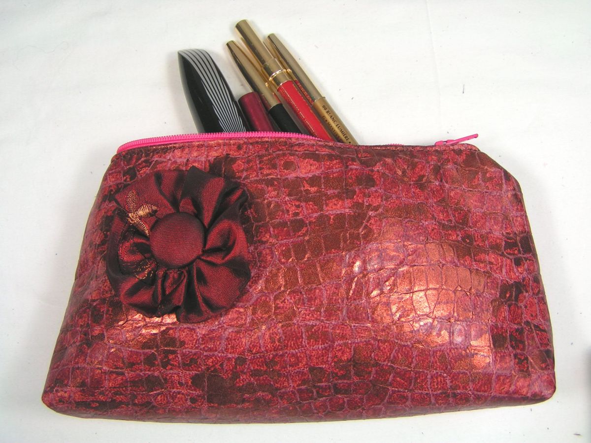 Trousse maquillage coloris rose fushia.