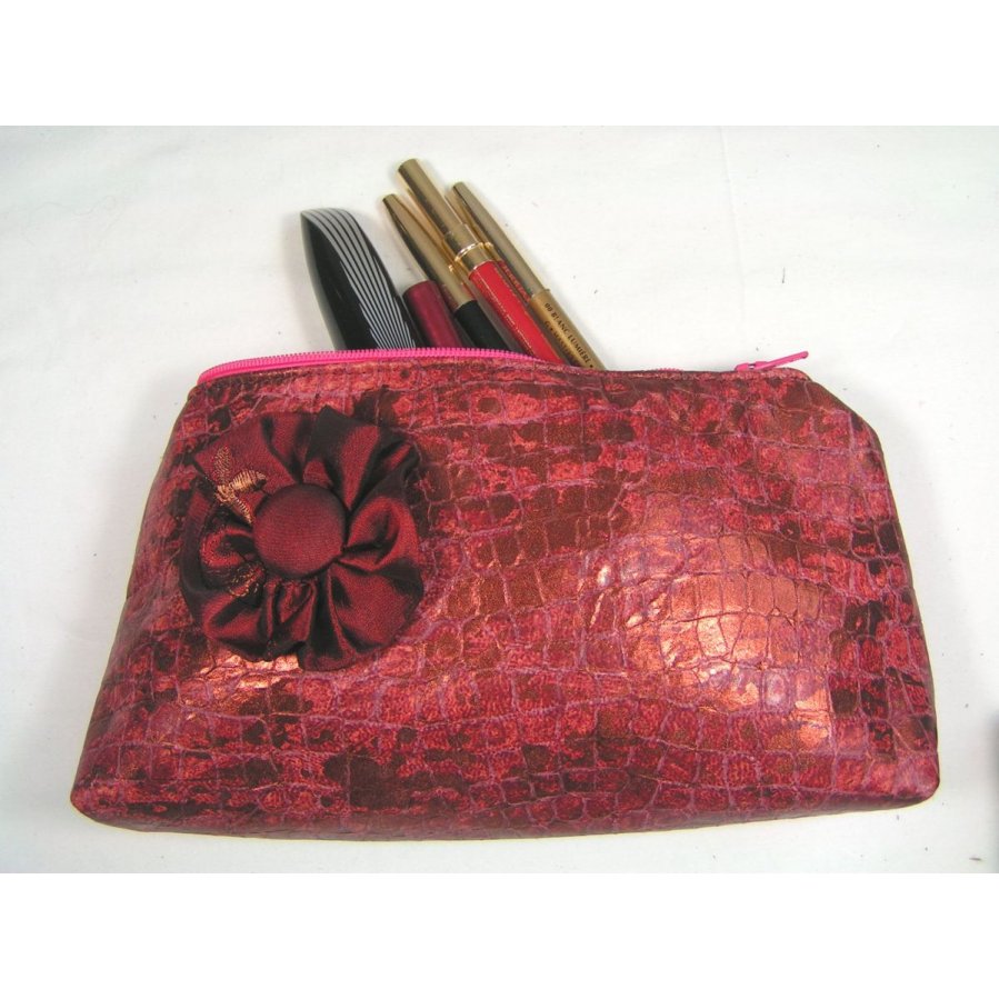 Trousse maquillage coloris rose fushia.