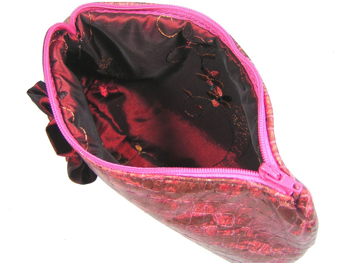 Trousse maquillage coloris rose fushia.