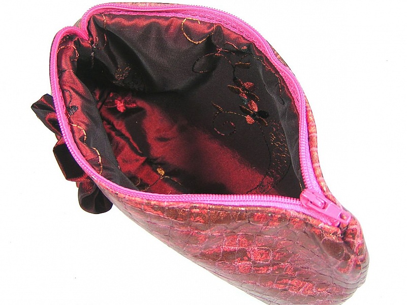 Trousse maquillage coloris rose fushia.