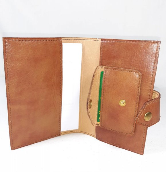 Pochette santé en  cuir de vachette coloris havane.