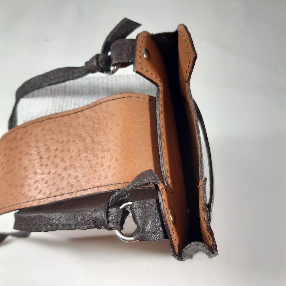 Pochette pour smartphone cuir de porc lisse, coloris marron foncé.