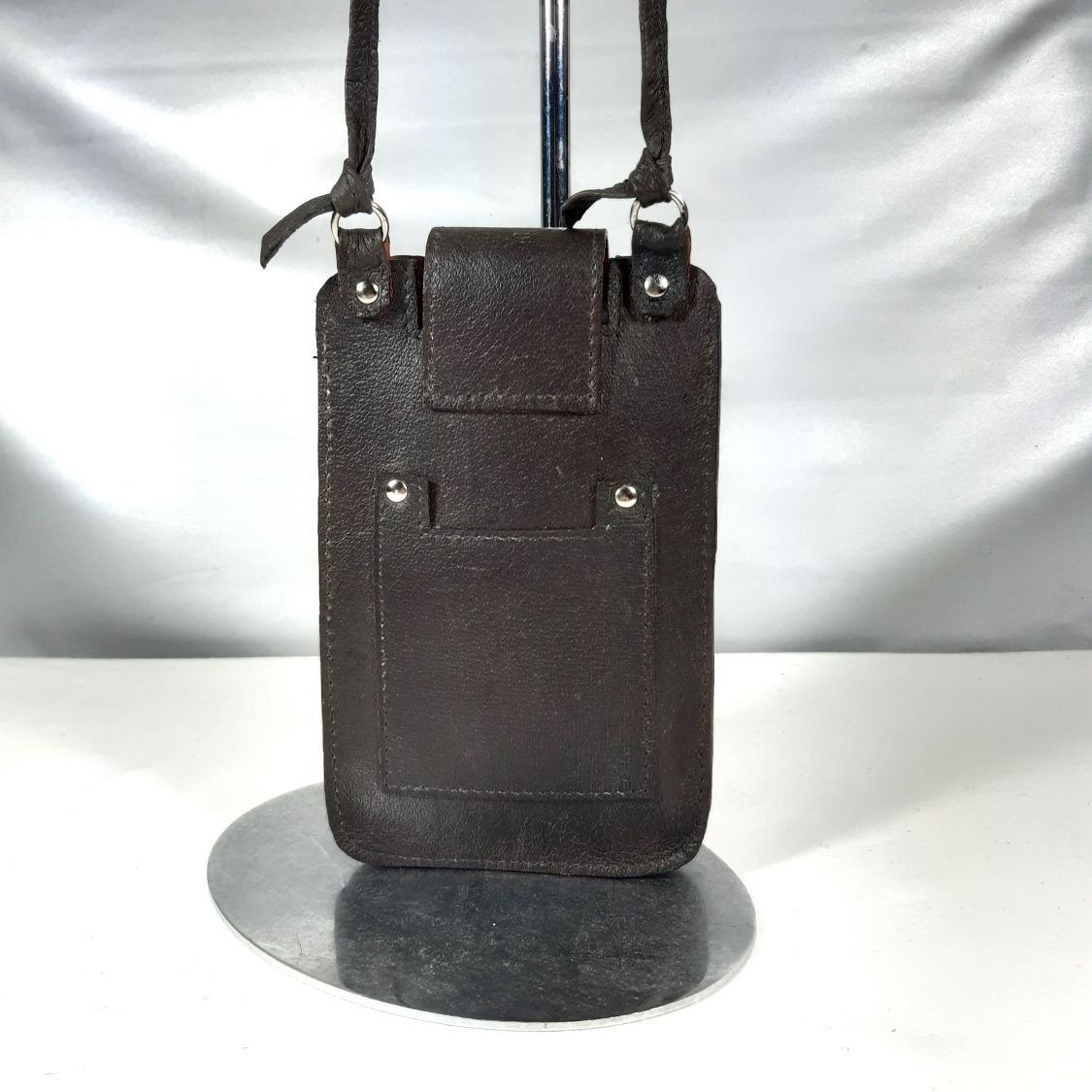 Pochette pour smartphone cuir de porc lisse, coloris marron foncé.