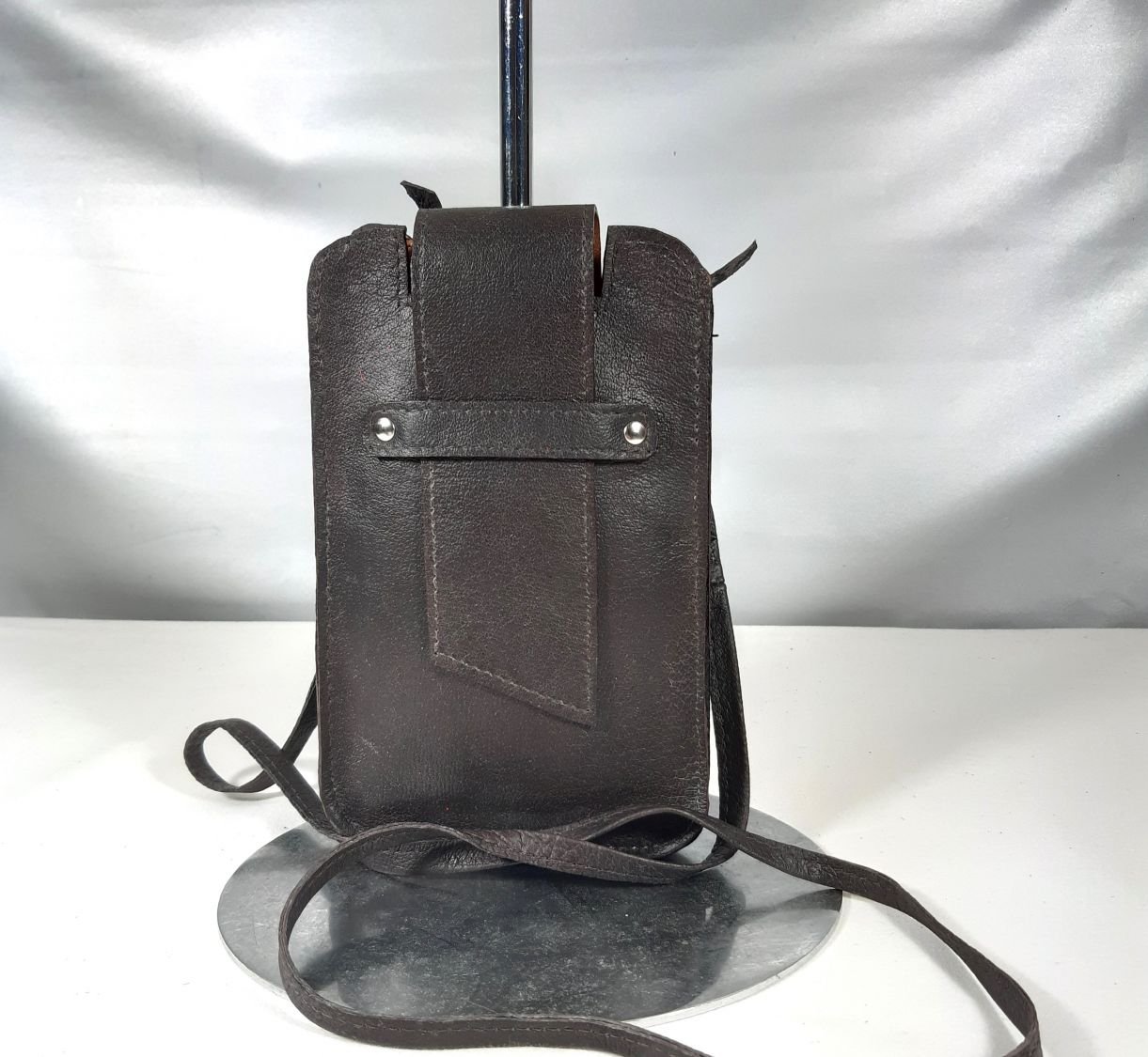 Pochette pour smartphone cuir de porc lisse, coloris marron foncé.
