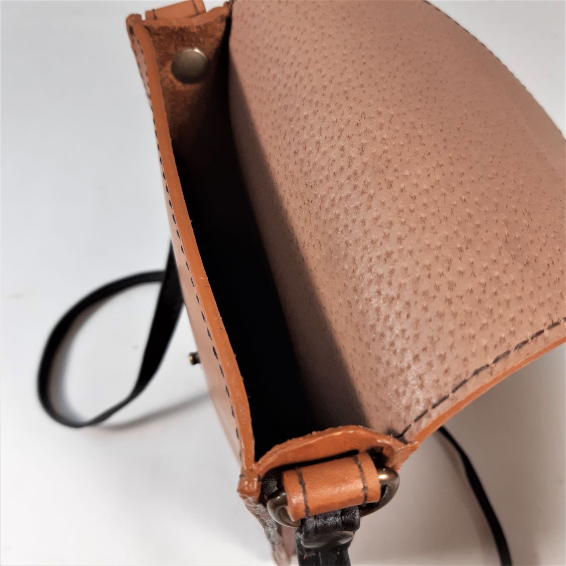 Pochette pour smartphone cuir de vachette lisse, coloris havane.