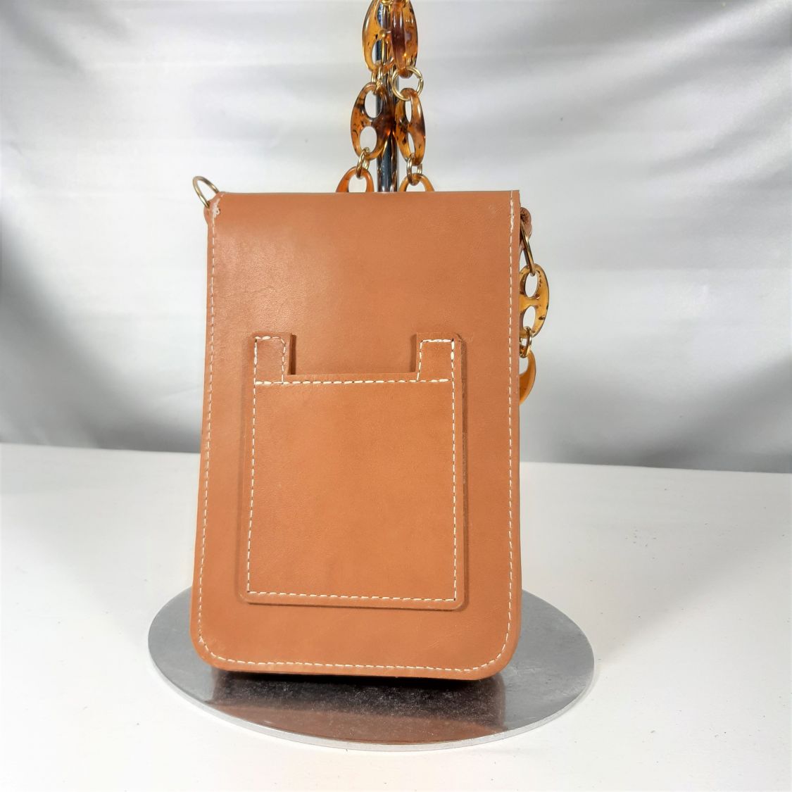 Pochette pour smartphone cuir de vachette lisse, bandoulière chaîne, coloris havane.