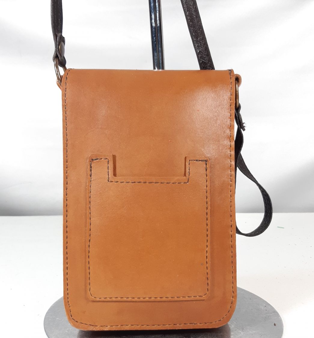 Pochette pour smartphone cuir de vachette lisse, coloris havane.