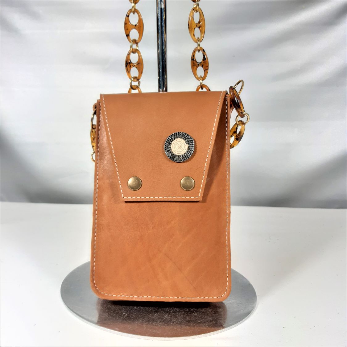 Pochette pour smartphone cuir de vachette lisse, bandoulière chaîne, coloris havane.