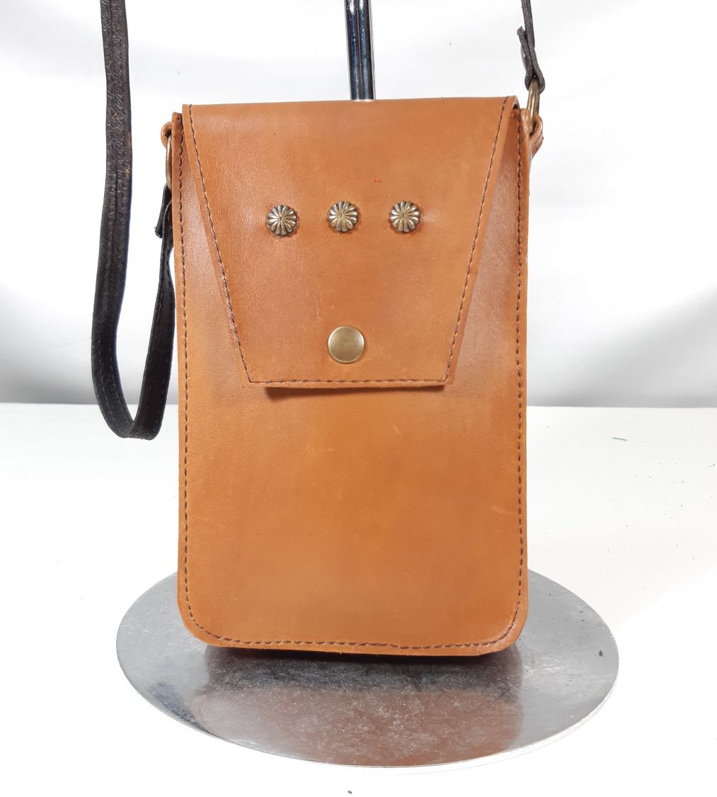 Pochette pour smartphone cuir de vachette lisse, coloris havane.