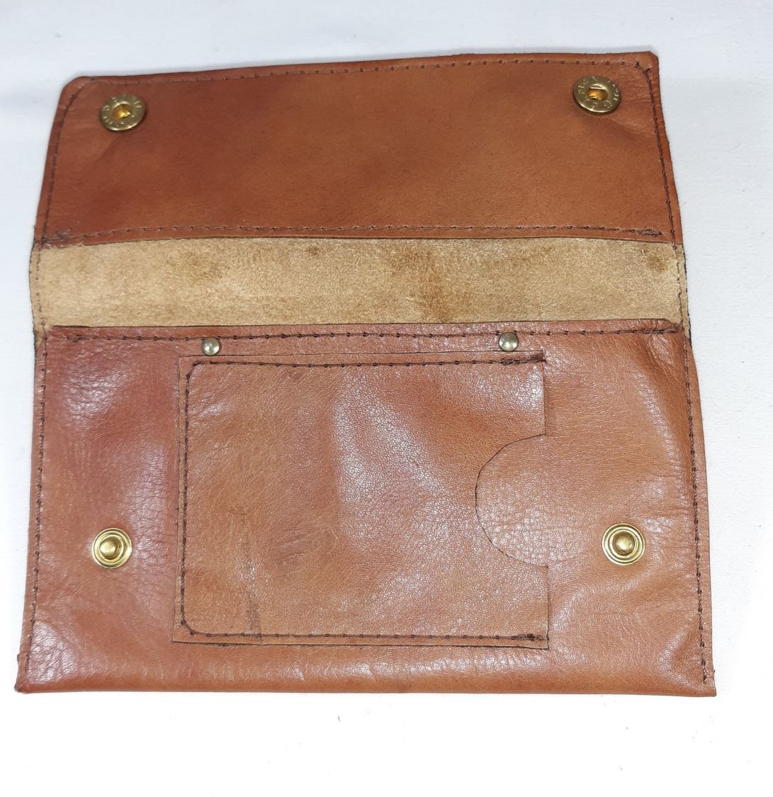 Pochette pour tabac cuir de vachettelisse coloris marron.