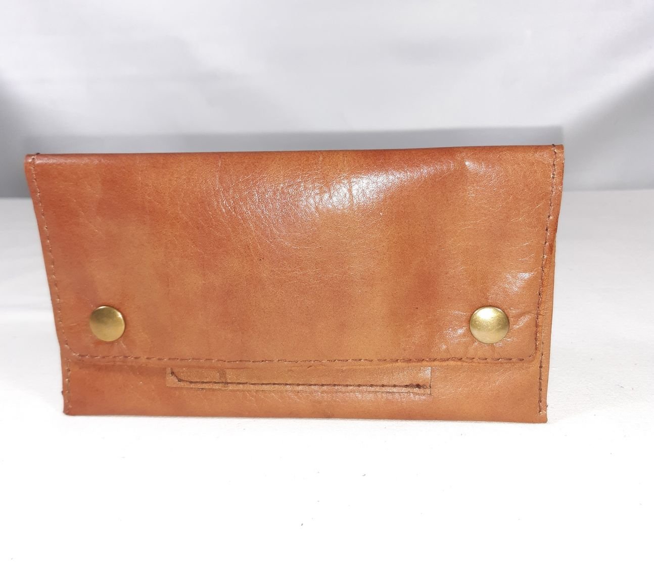 Pochette pour tabac cuir de vachettelisse coloris marron.