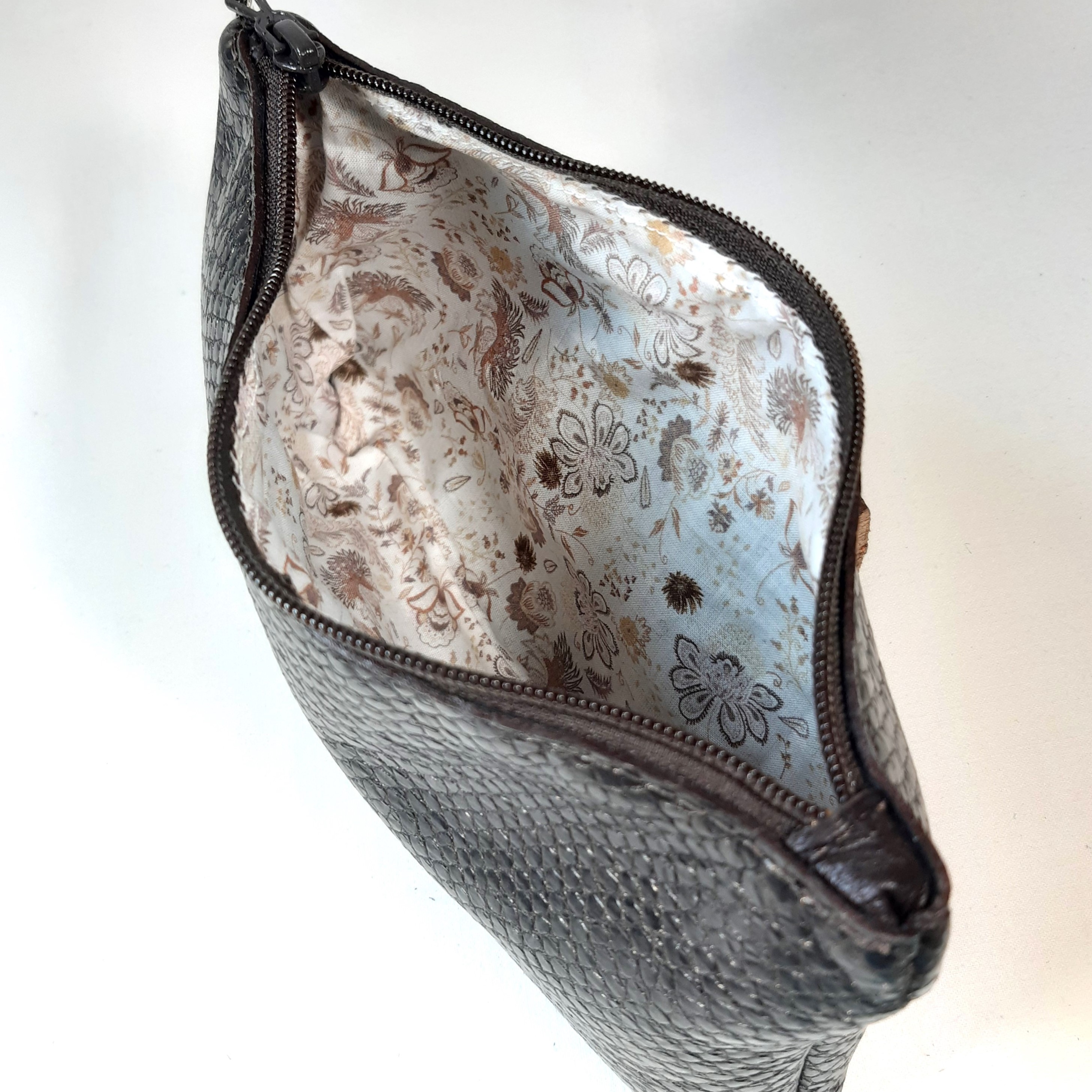 Pochette tendance pour retrouver facilement les petits objets du quotidien.