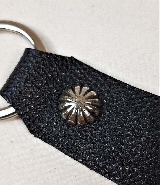 Porte-cl&eacute;s en cuir de vachette grain&eacute; coloris noir.