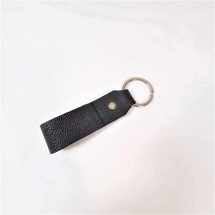 Porte-clés en cuir de vachette grainé coloris noir.