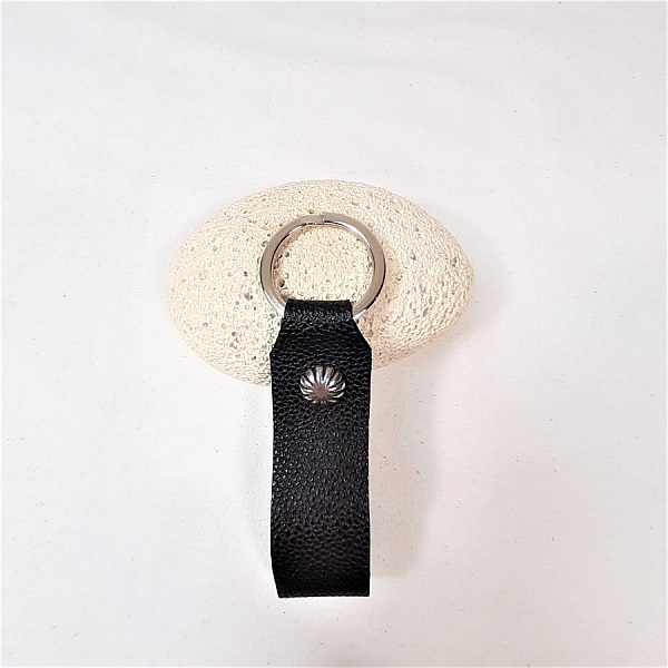 Porte-cl&eacute;s en cuir de vachette grain&eacute; coloris noir.