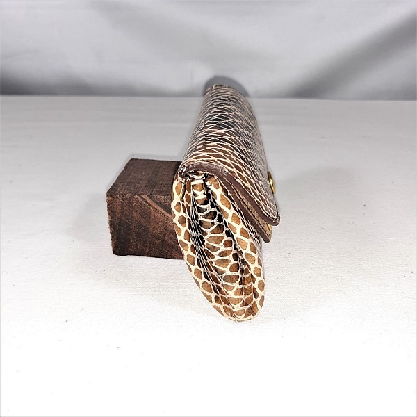 Porte-monnaie cuir de ch&egrave;vre imprim&eacute; coloris marron