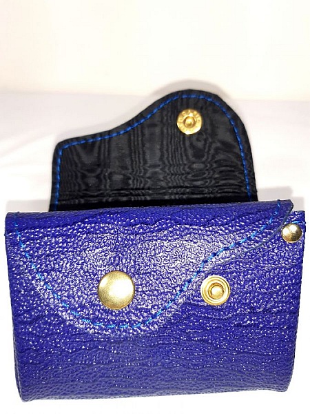 Porte-monnaie r&eacute;tro bleu marine cro&ucirc;te de cuir.