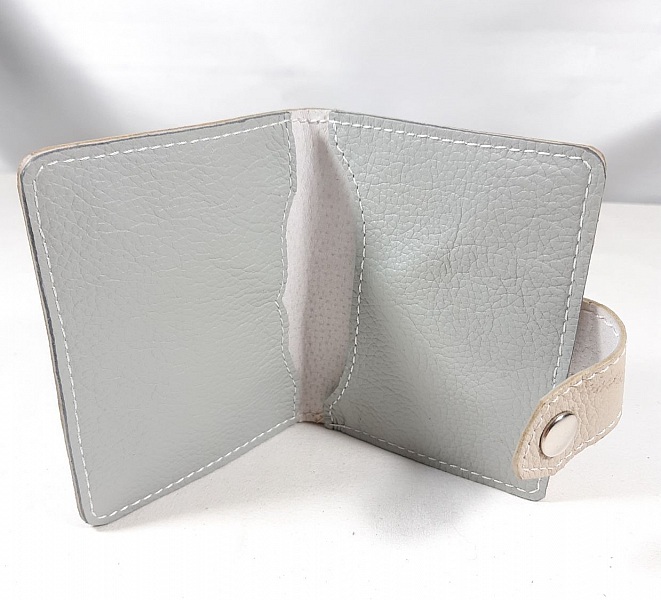 Porte- papiers en cuir de vachette grain&eacute; coloris &eacute;cru.