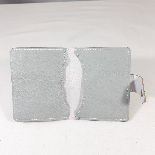 Porte- papiers en cuir de vachette grain&eacute; coloris &eacute;cru.