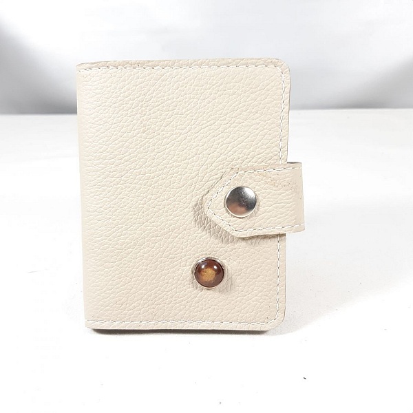 Porte- papiers en cuir de vachette grain&eacute; coloris &eacute;cru.