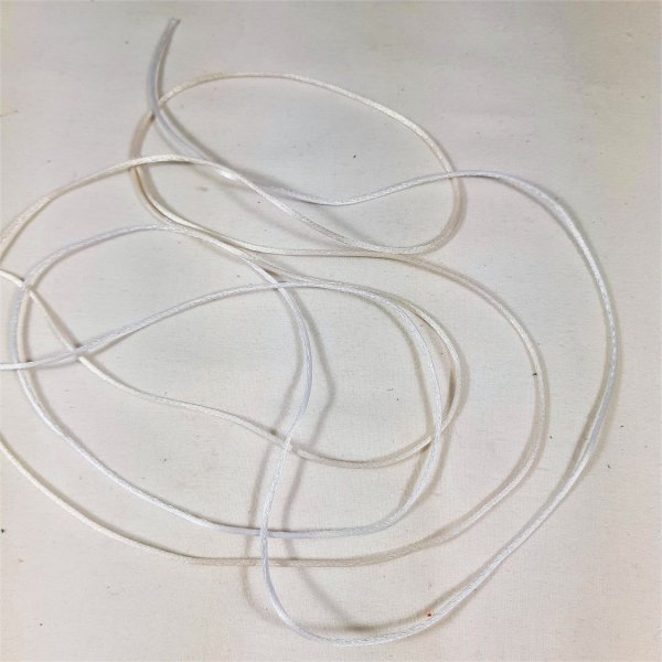 Queue de rat 1mm mati&egrave;re synth&eacute;tique.