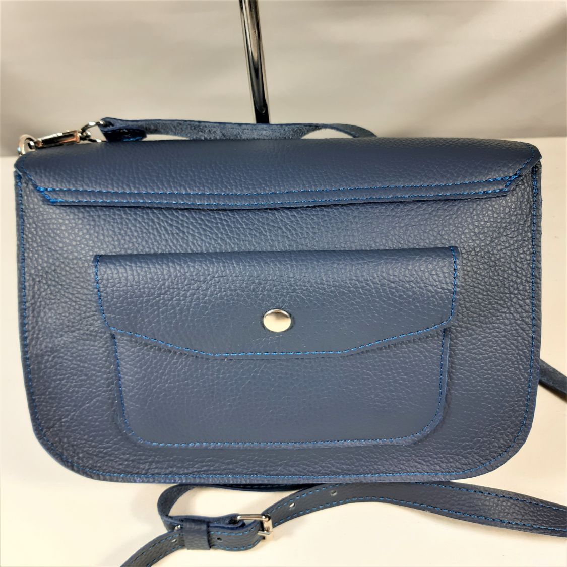 Sac "baguette" cuir de vachette grainé, coloris bleu marine