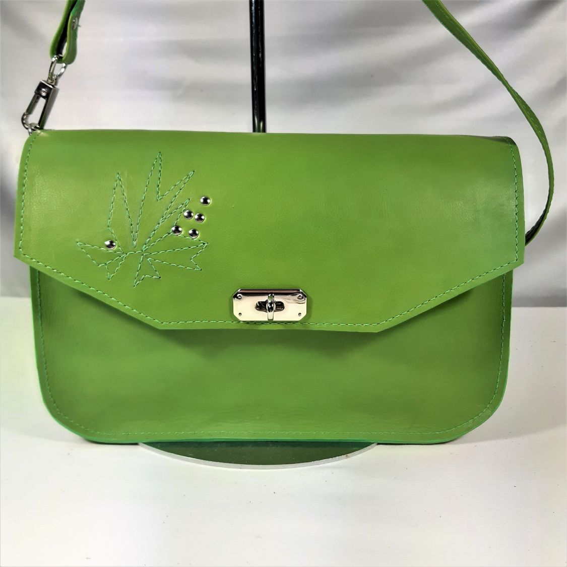 Sac "baguette" cuir de vachette lisse coloris vert