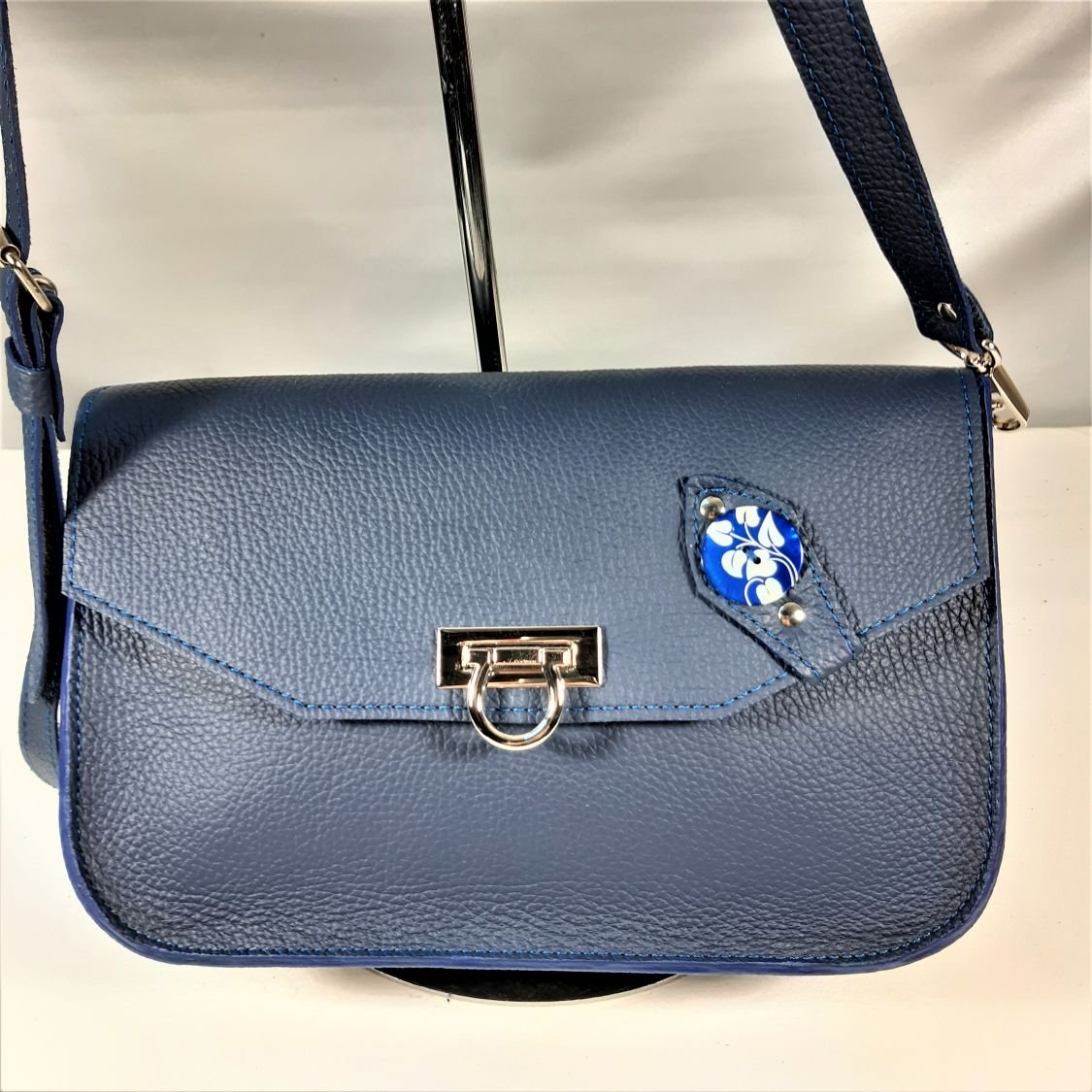 Sac "baguette" cuir de vachette grainé, coloris bleu marine