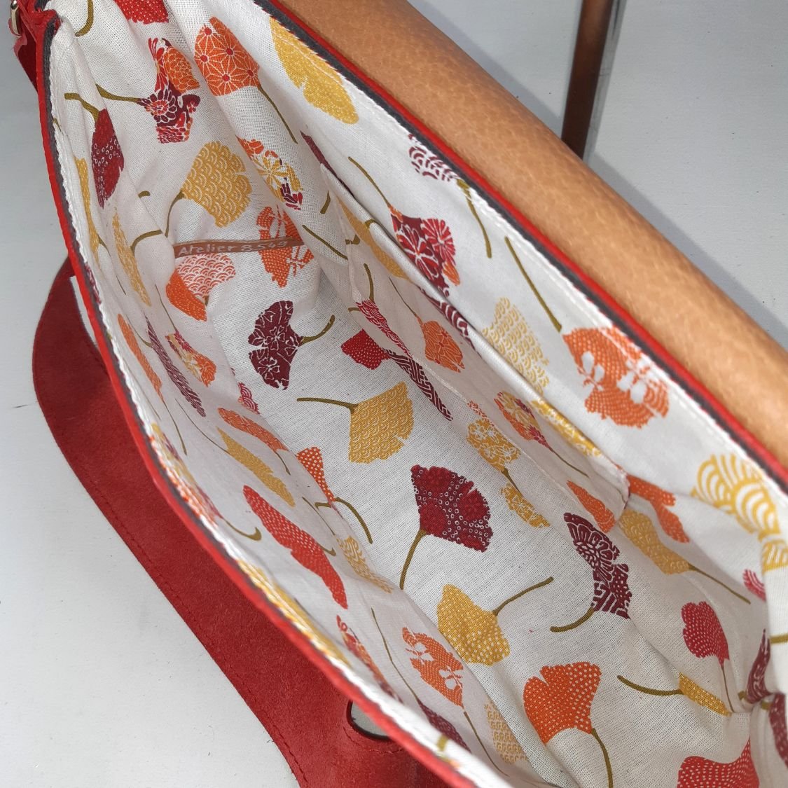 Sac "baguette", tendance et pratique, cuir rouge.