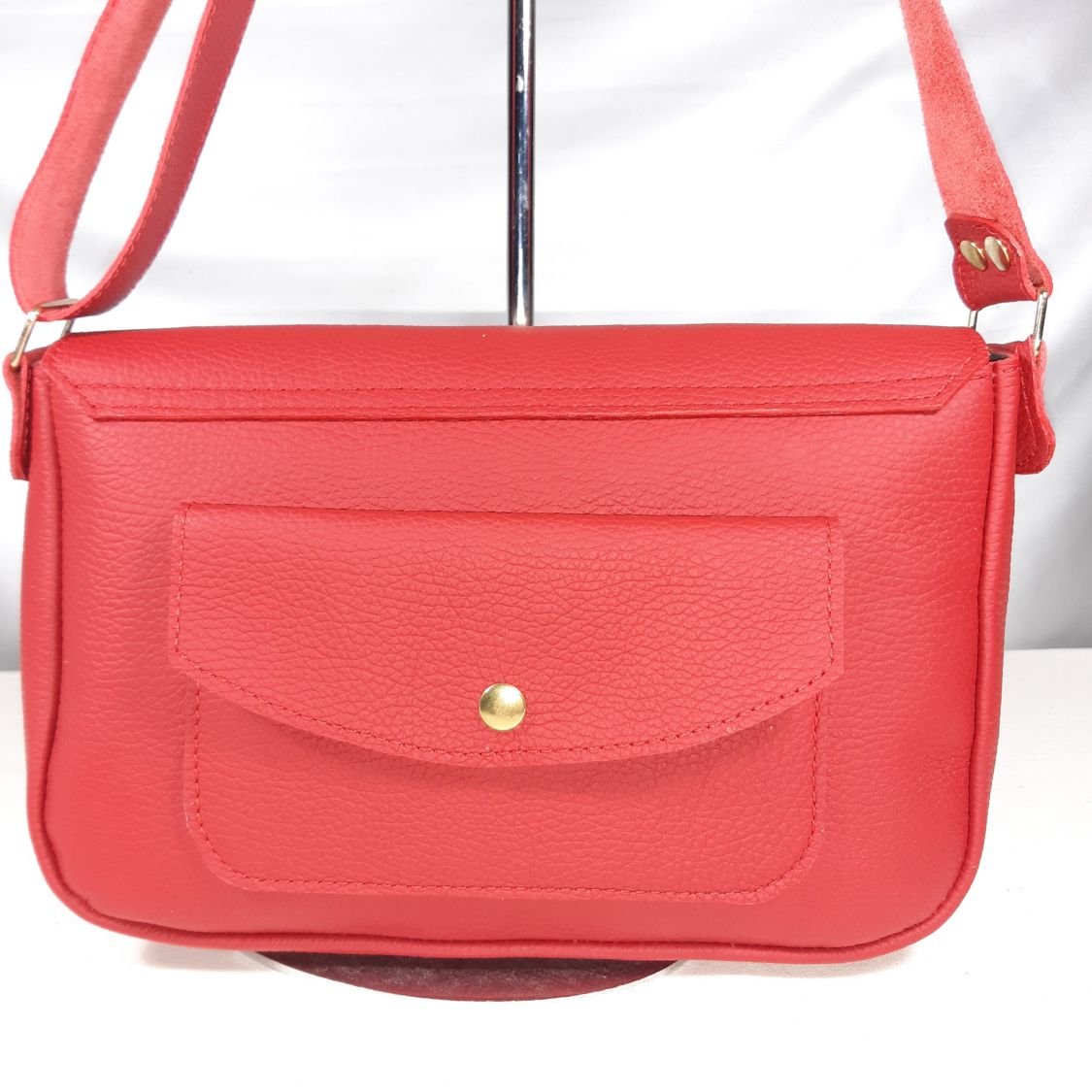 Sac "baguette", tendance et pratique, cuir rouge.