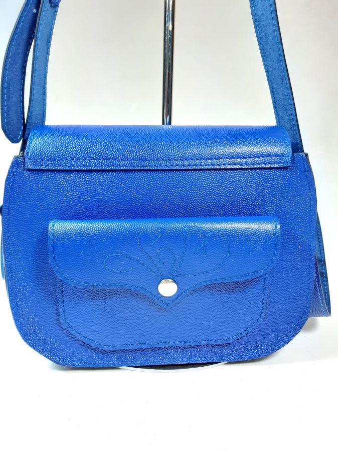 Sac bandoulière cuir de vachette coloris bleu électrique.