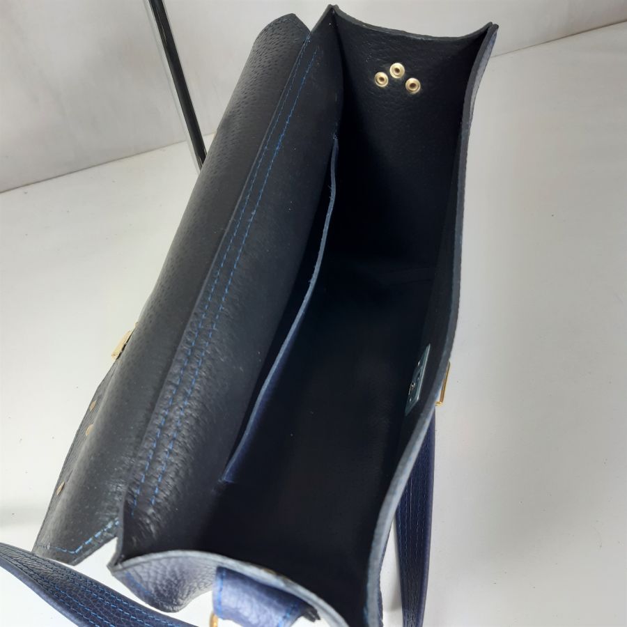 Sac bandoulière cuir de vachette grainé coloris bleu marine.