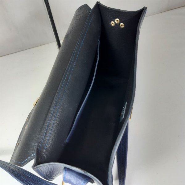 Sac bandoulière cuir de vachette grainé coloris bleu marine.