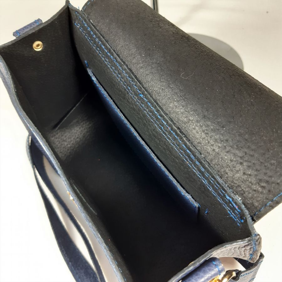 Sac bandoulière cuir de vachette grainé coloris bleu marine.