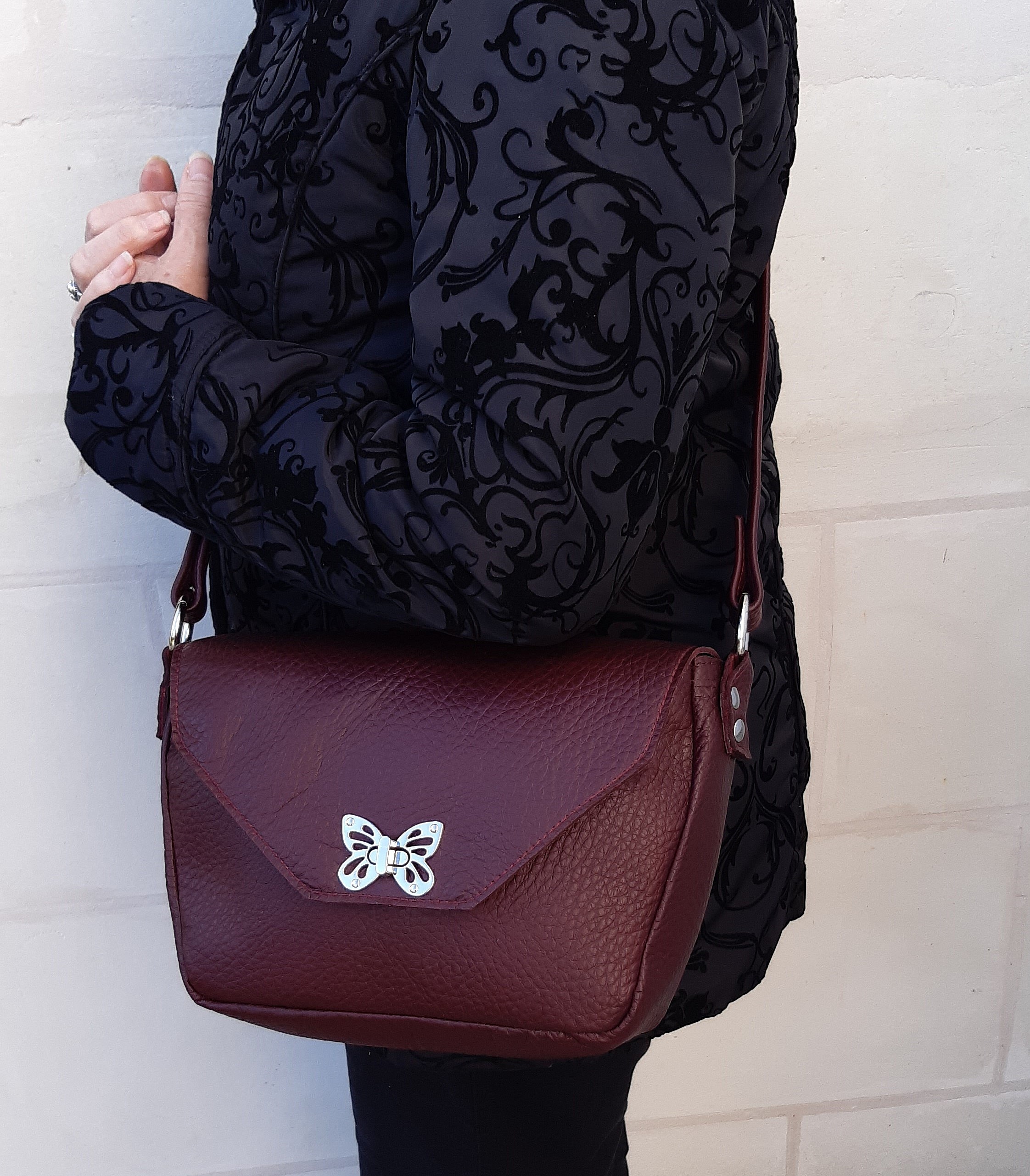 Sac bandouli&egrave;re en cuir bordeaux