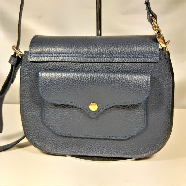 Sac bandoulière cuir de vachette grainé coloris bleu marine.
