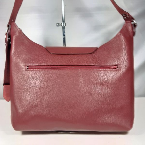 Grand sac bandoulière cuir de vachette coloris bordeaux.