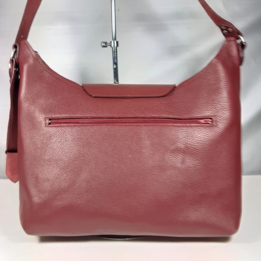 Grand sac bandoulière cuir de vachette coloris bordeaux.