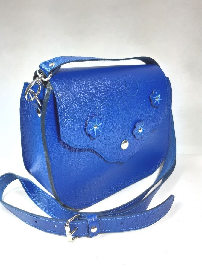 Sac bandoulière cuir de vachette coloris bleu électrique.