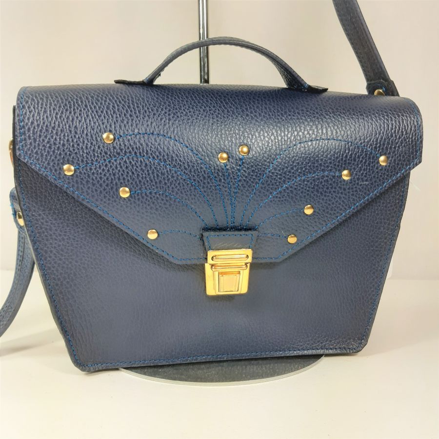 Sac bandoulière cuir de vachette grainé coloris bleu marine.
