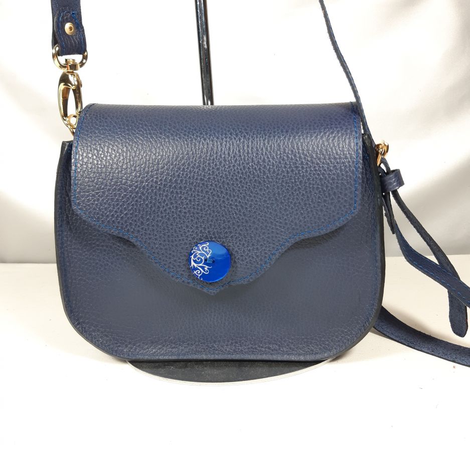 Sac bandoulière cuir de vachette grainé coloris bleu marine.