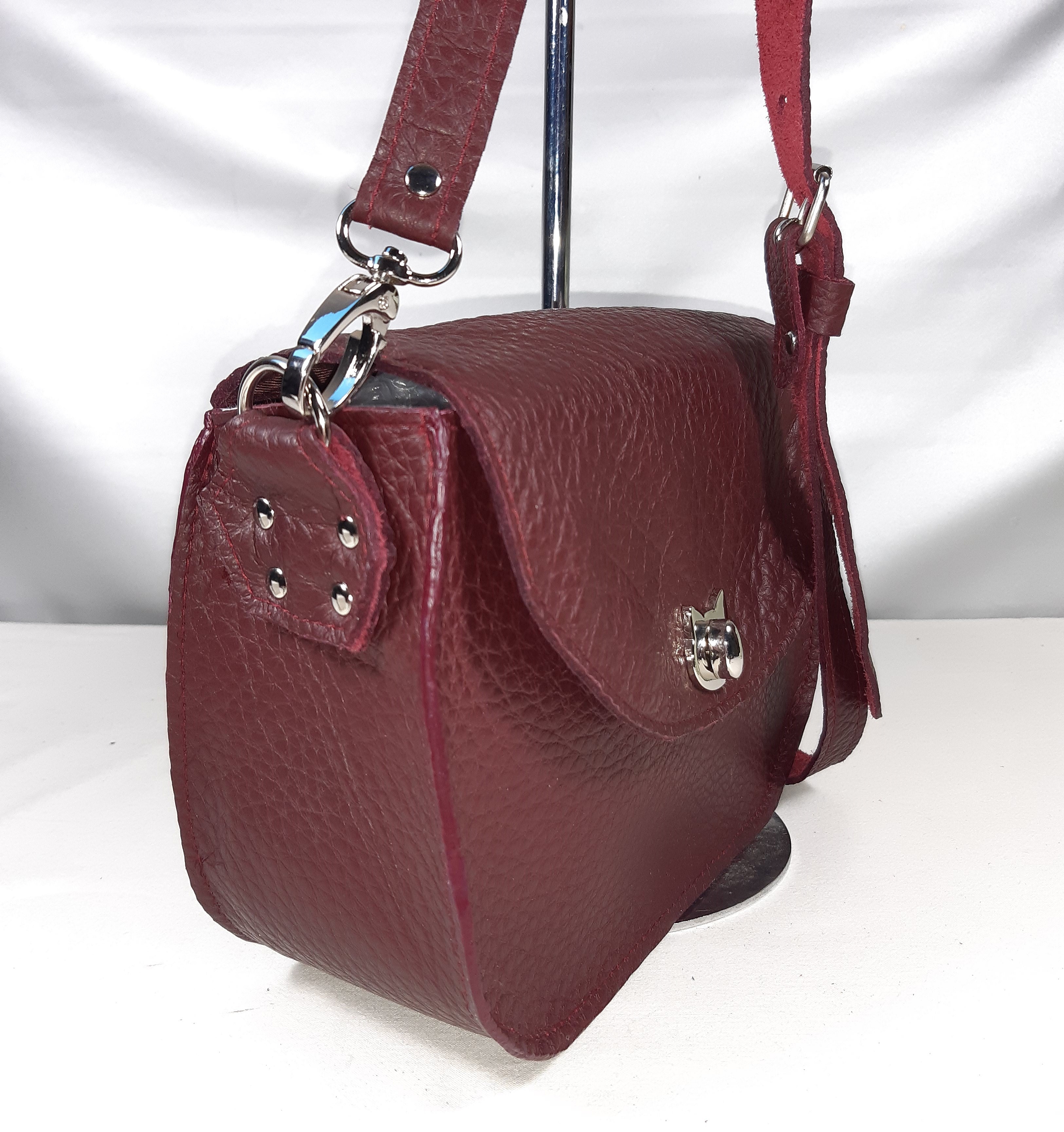 Sac bandoulière bordeaux en cuir avec fermoir chat.