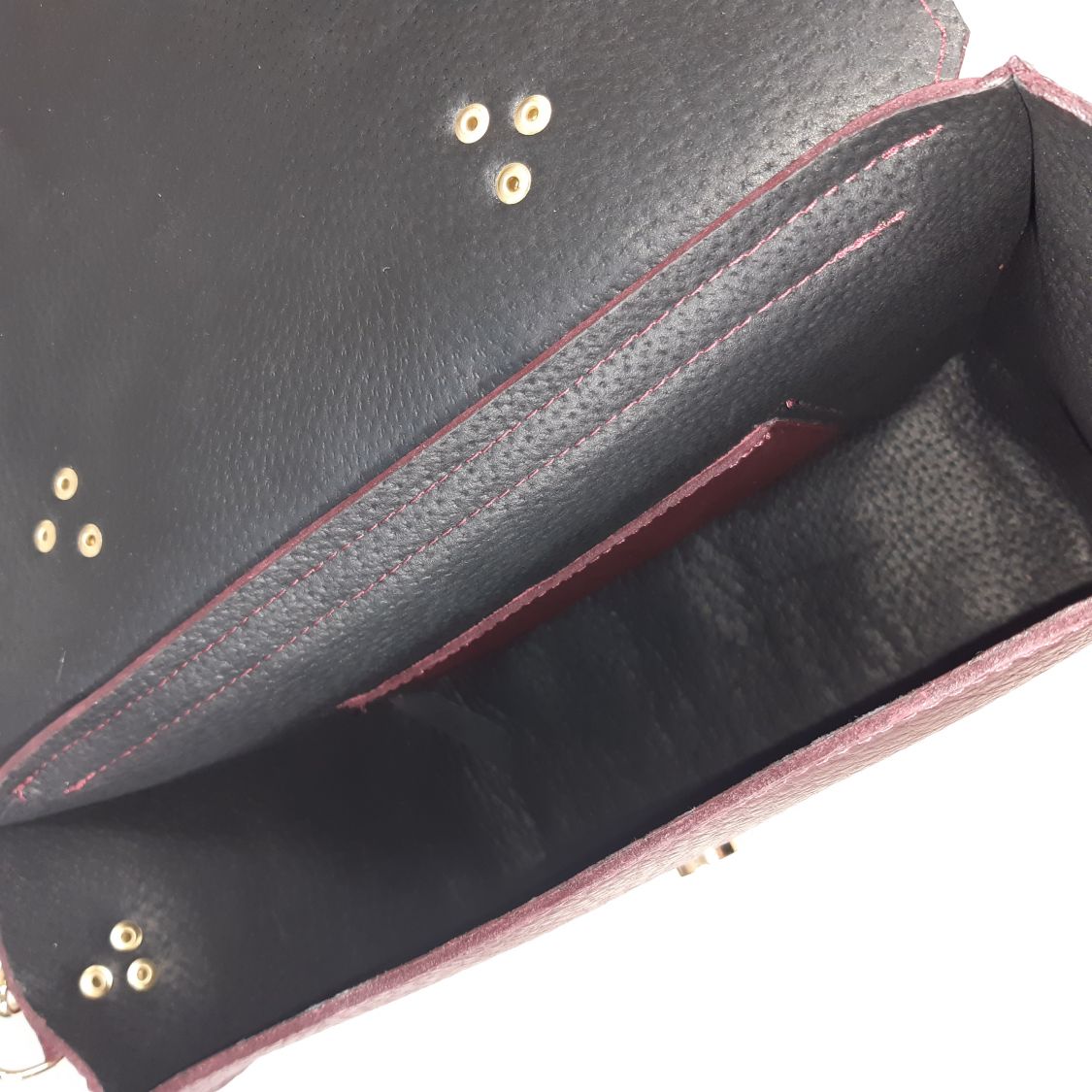 Sac cuir de buffle bordeaux et noir, porté main ou épaule.