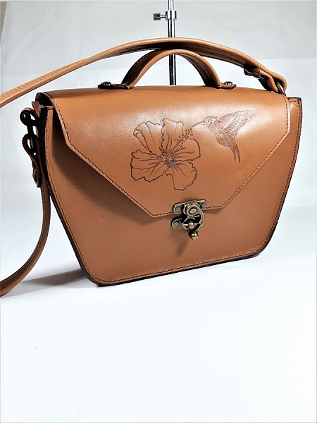 Sac cuir pyrograv&eacute; coloris havane cr&eacute;ation artisanale.